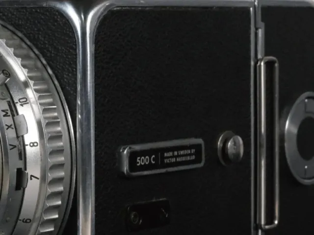 買取したHASSELBLAD 500Cの画像（ボディ横のロゴをUPで撮影）
