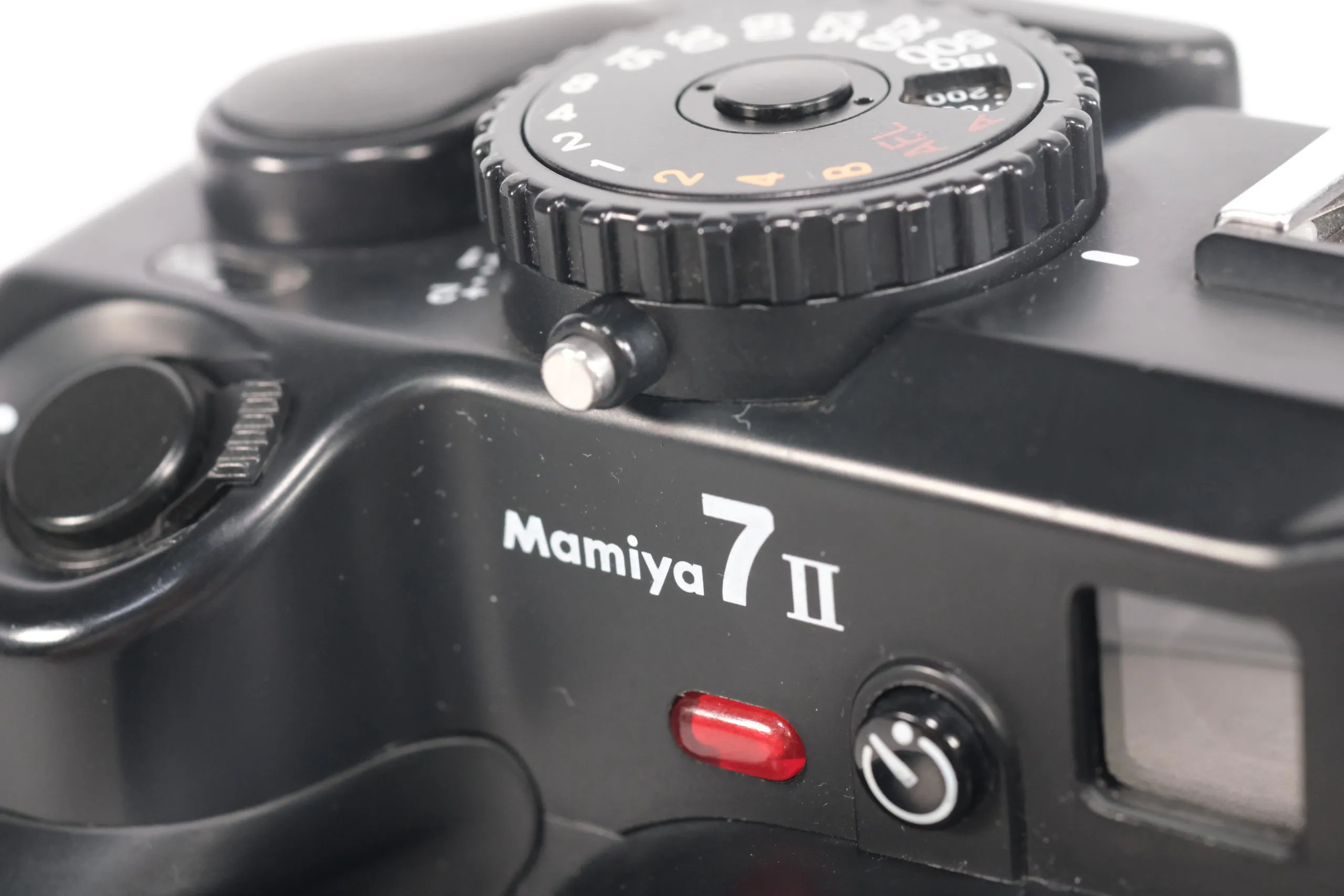 買取したMAMIYA 7IIの写真（シャッターとロゴ部分をUPで撮影）