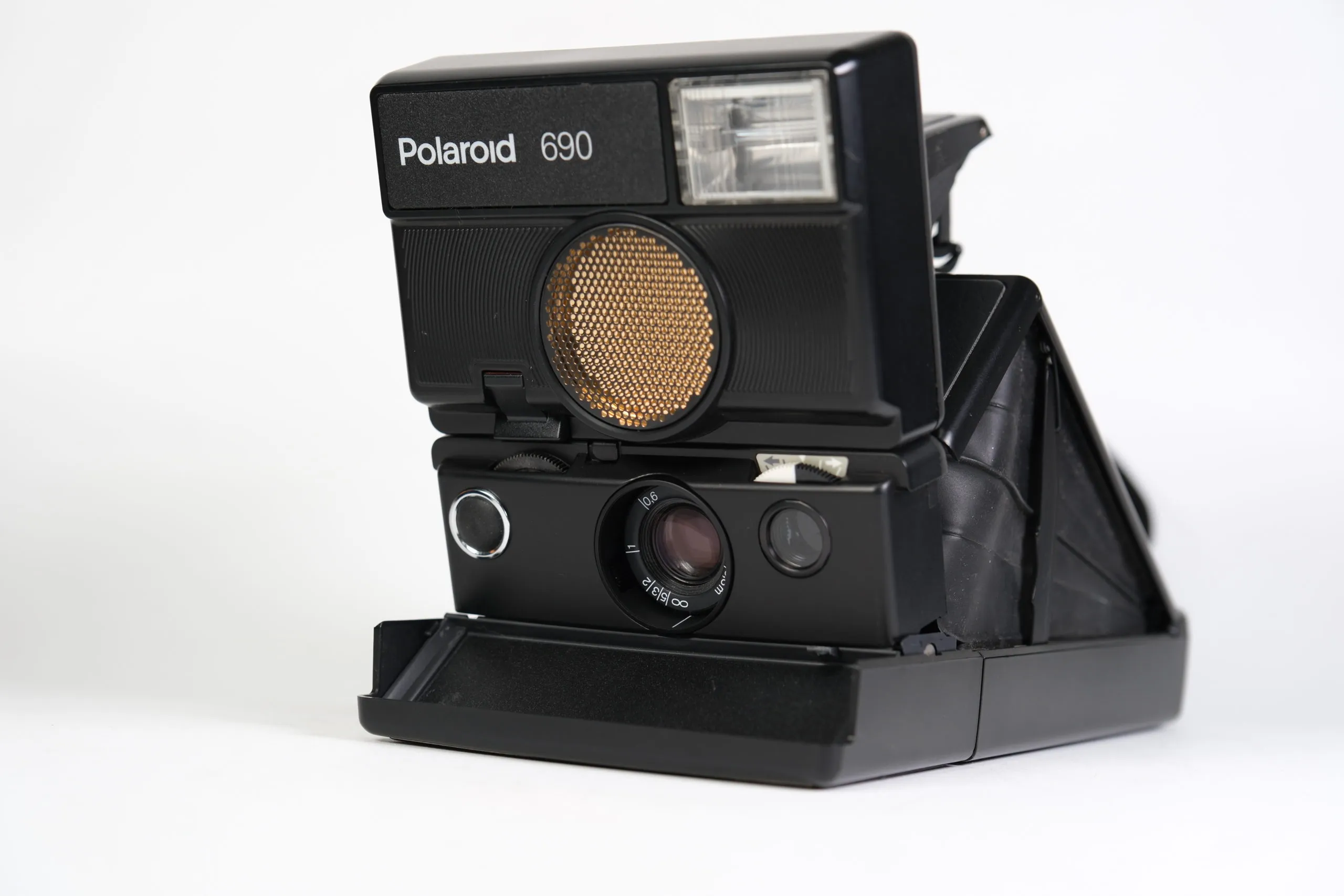 買取したPolaroid 690の写真（全体・正面斜めから撮影）