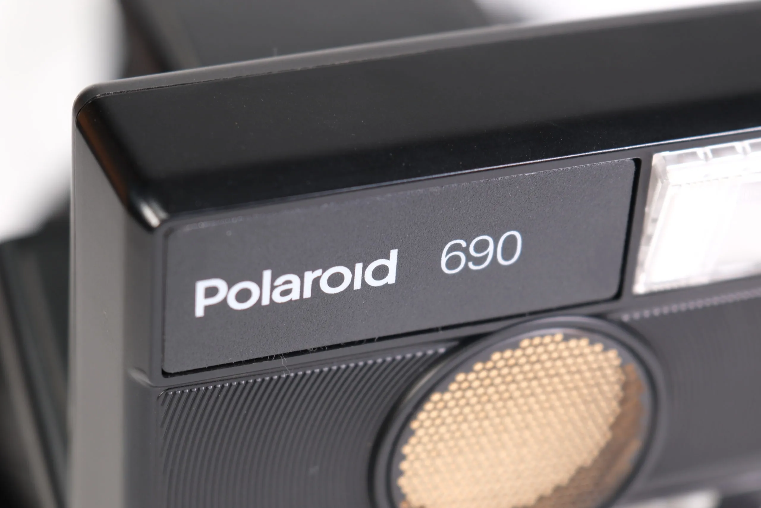 買取したPolaroid 690の写真（ロゴ部分をUPで撮影）