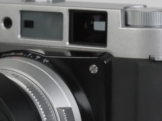 FUJIFILM GF670Wのファインダー部分をアップで撮影した写真