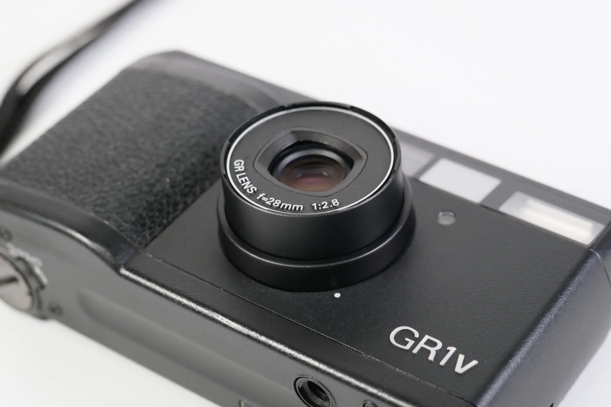 買取したRICOH GR1Vを斜め下から撮影した画像