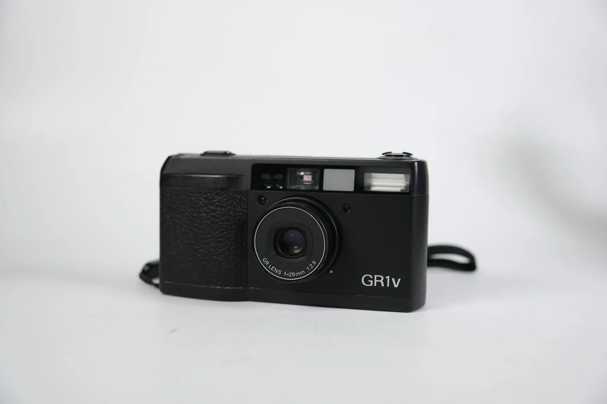 買取したRICOH GR1Vを正面から撮影した画像
